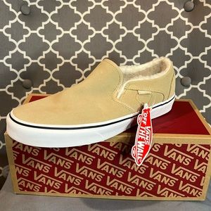 Vans Asher suede Sherpa, Desert Taupe. Brand new, never worn. Cozy fleece inside